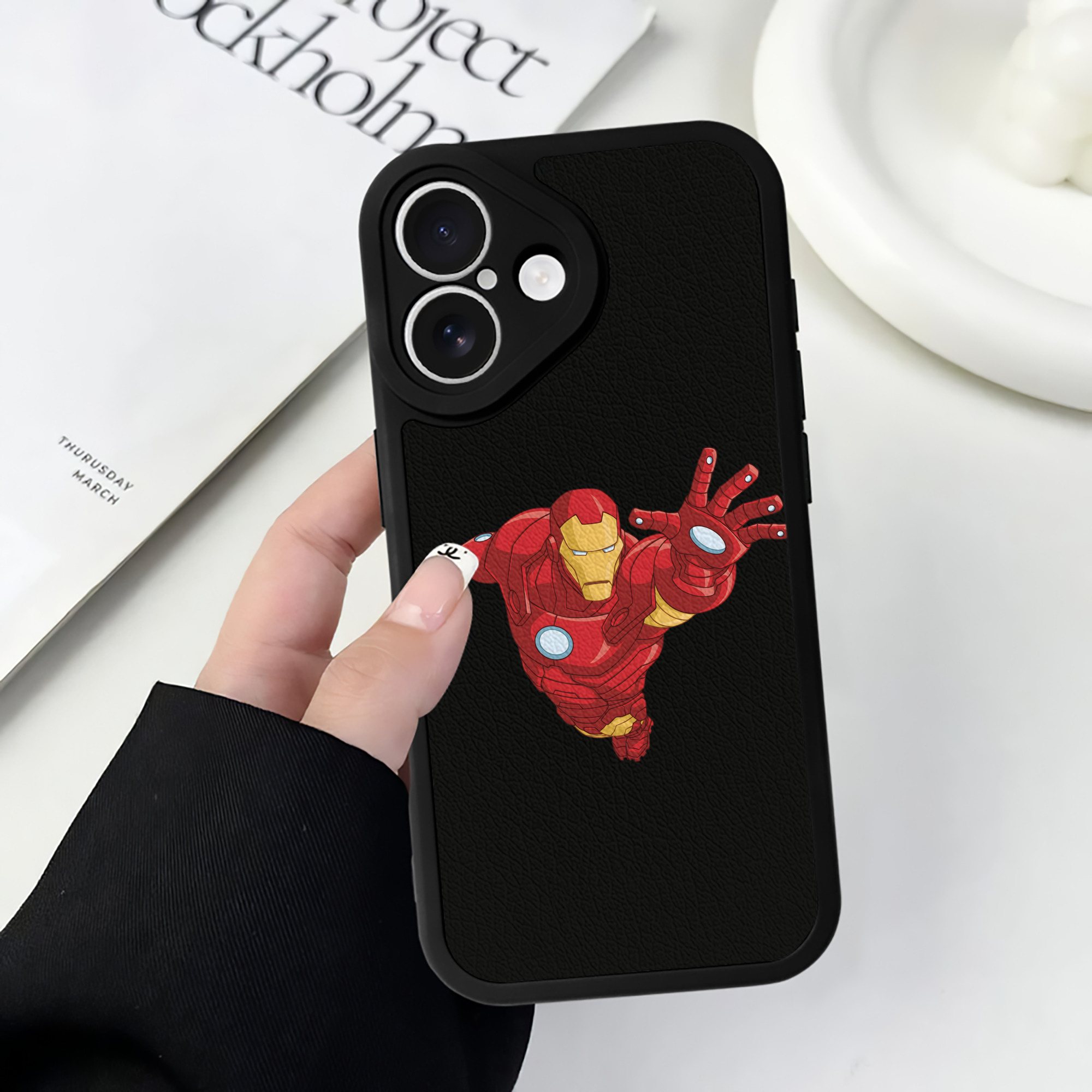 （画像用） アベンジャーズ The Avengers 【iPhone 16シリーズ対応】シリコンスマホケース（レザー調） 材質：シリコン
